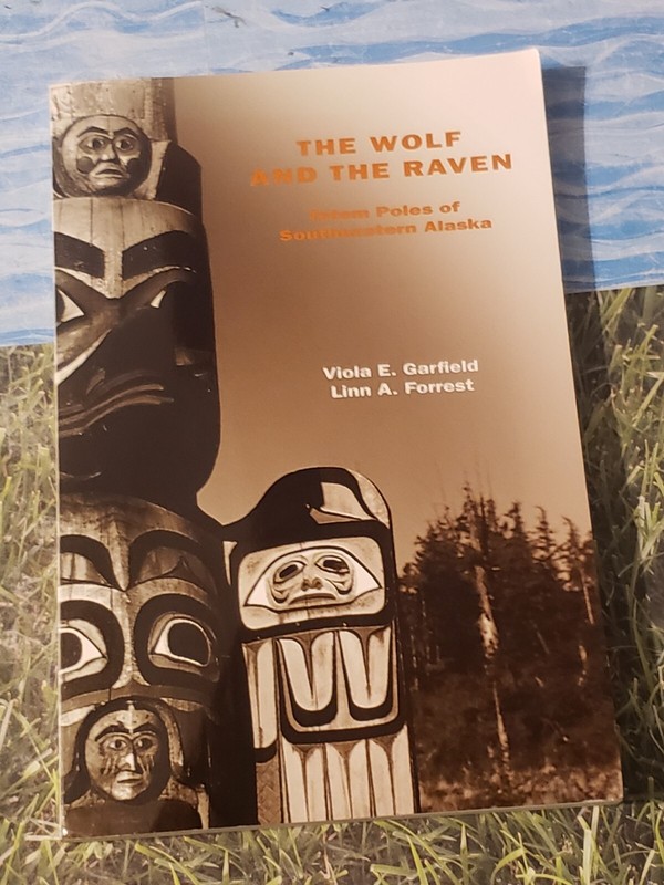 THE WOLF AND THE RAVEN, VIOLA E. GARFIELD, TRADE PAPERBACK, 1984, – TOTEM POLES