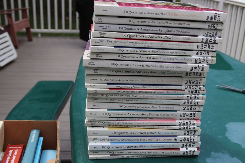 Lot of 25: 100 questions and answers reference paperbacks, ex-library